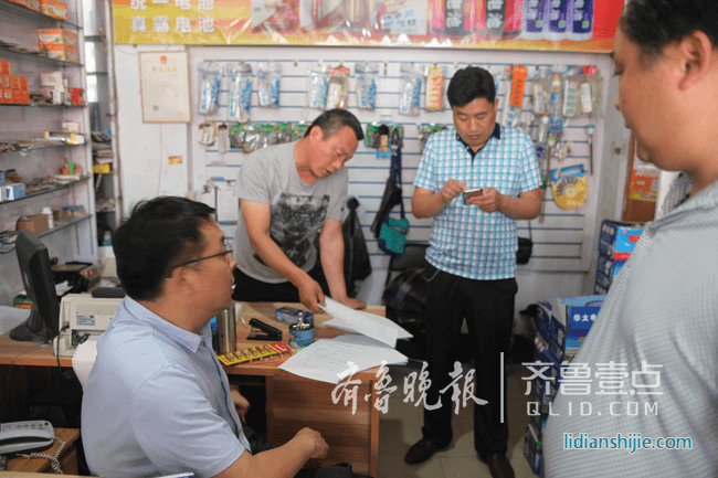 臨沂小商品市場查扣一批仿冒“華太”電池