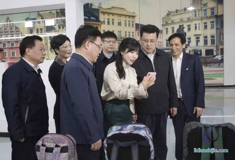 省長袁家軍在道明光學(xué)股份有限公司視察