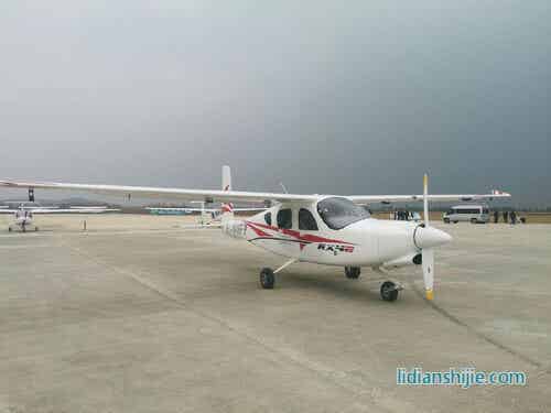 我國自主研制新能源四座電動飛機沈陽首飛