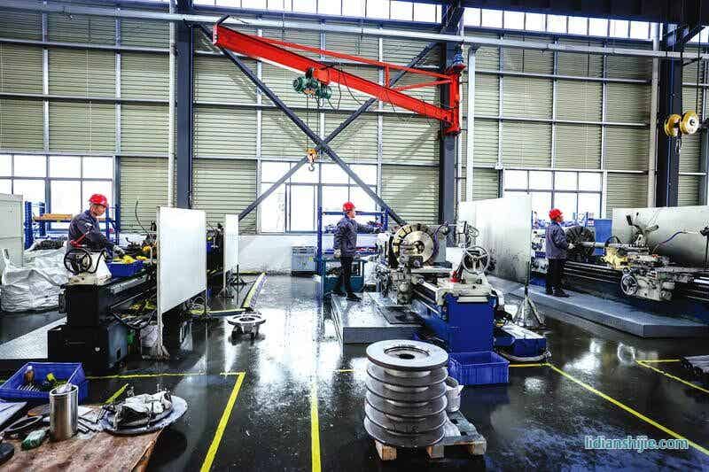 曾都經(jīng)濟(jì)開發(fā)區(qū)湖北瑯菱智能裝備有限公司工人們正在忙著組裝直驅(qū)電機(jī)納米砂磨機(jī)