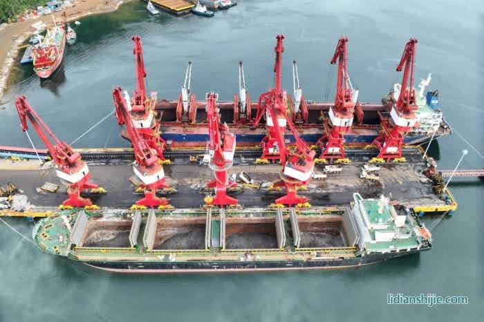 超萬金噸鎳產(chǎn)品在中偉印尼北莫羅瓦利產(chǎn)業(yè)基地園區(qū)碼頭裝載完畢 超萬金噸鎳產(chǎn)品在中偉印尼北莫羅瓦利產(chǎn)業(yè)基地園區(qū)碼頭裝載完畢