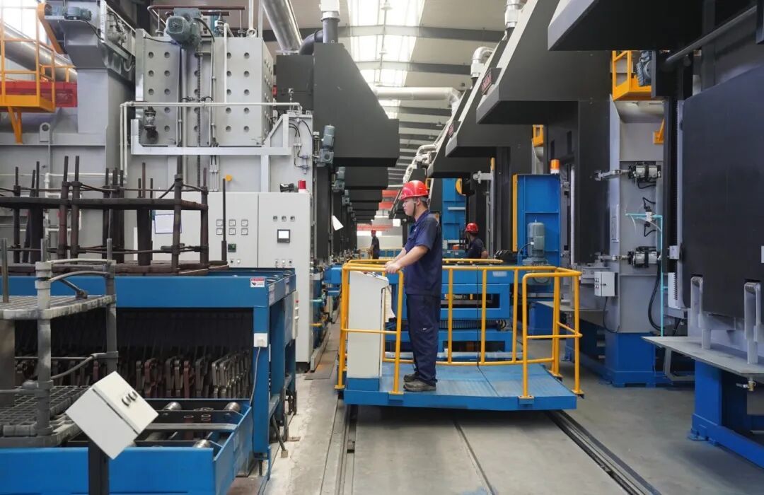 位于渝水區(qū)良山鎮(zhèn)的江西黑金剛智能裝備有限公司的員工在生產(chǎn)線忙碌。近年來，渝水區(qū)著力推動鋼鐵產(chǎn)業(yè)轉(zhuǎn)型升級，通過強(qiáng)龍頭補(bǔ)鏈條，發(fā)展高端裝備制造業(yè)，實現(xiàn)產(chǎn)業(yè)向智能化、綠色化、高端化邁進(jìn)。記者凌厚祥攝