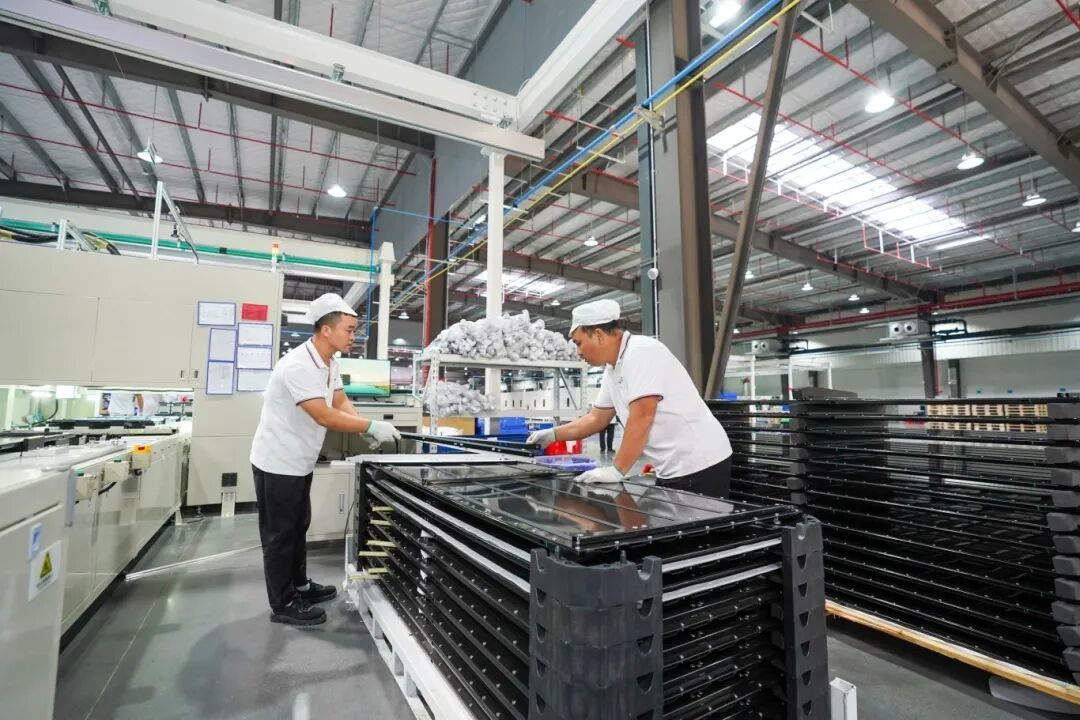 江西贛鋒鋰電科技股份有限公司生產車間內,工人正在生產線上忙碌。記者譚建榮攝